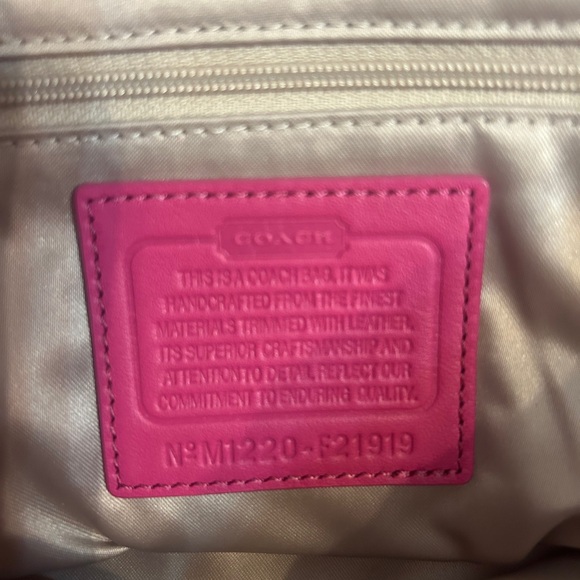 Coach signature pink handbag 👜✨ - Picture 9 of 14